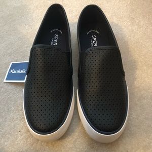 Casual leather sneaker.